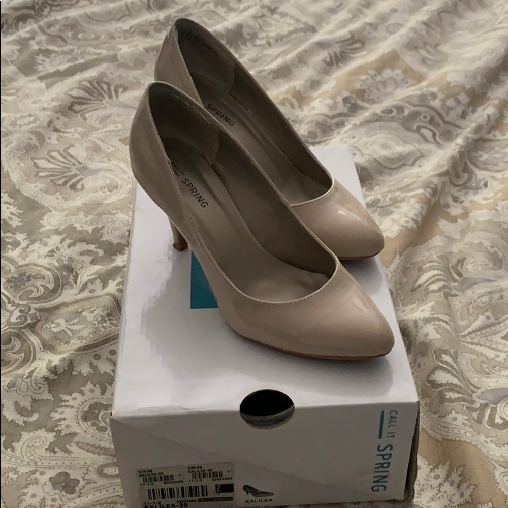 Nude patent pumps